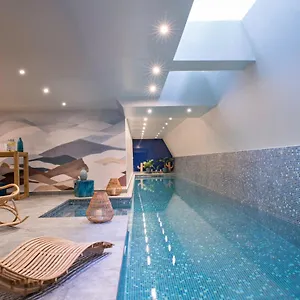 Parister Piscine & מלון